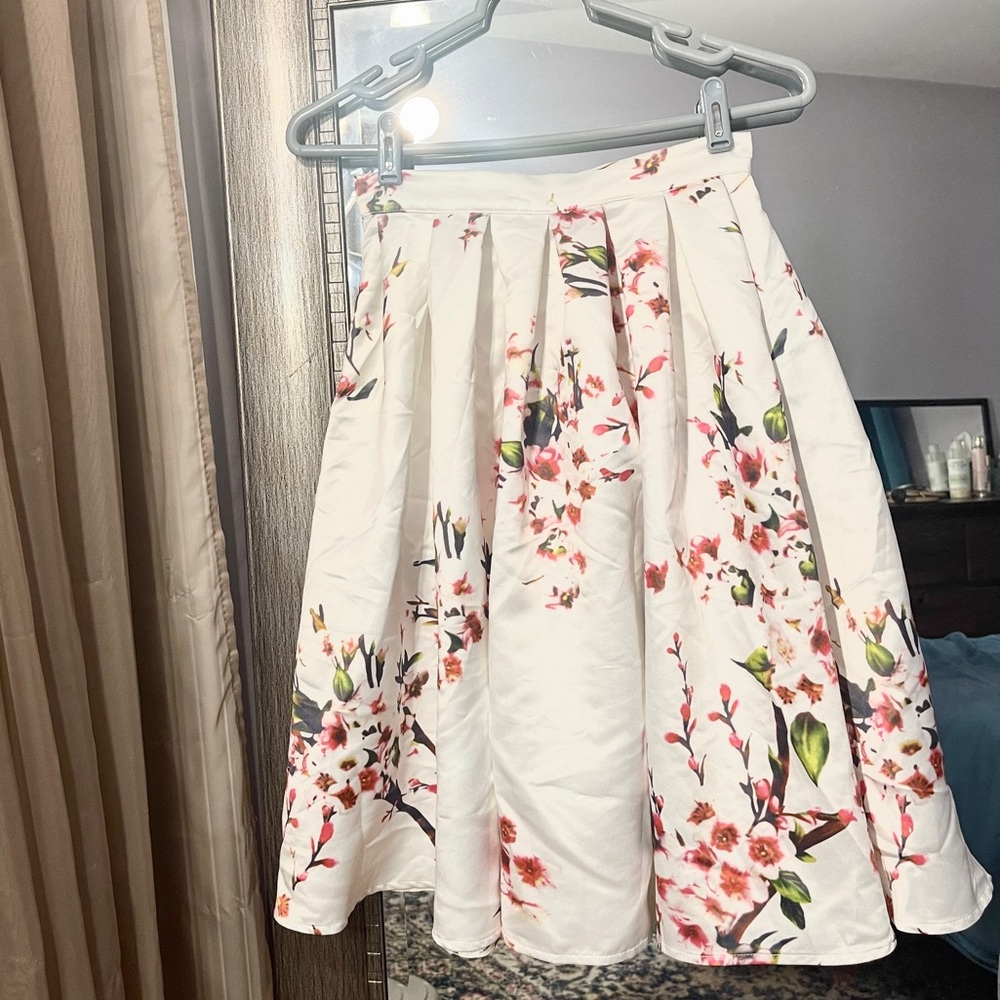 White Floral Flair Skirt Pleated